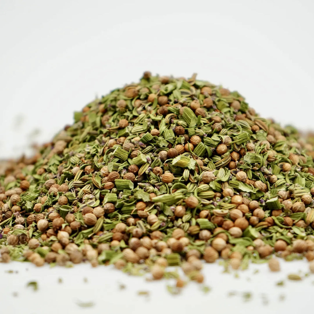 Gros plan sur des graines de coriandre et fenouil bio, texture Mix Poisson BIORAI