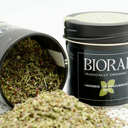 Herbes de Provence bio en vrac s'échappant de la boîte, BIORAI