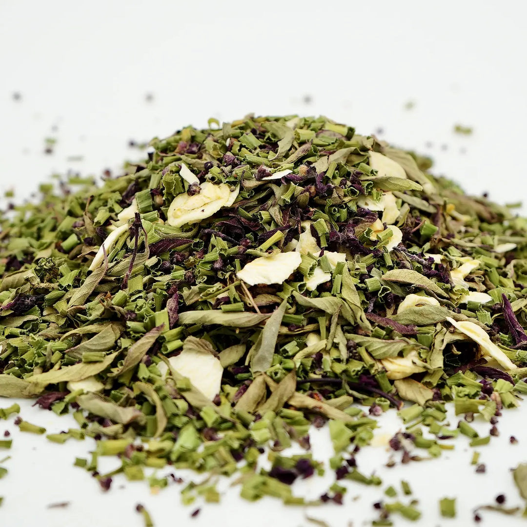 Gros plan sur un mélange d'herbes bio séchées, basilic thaï et ail, texture Mix Légumes BIORAI