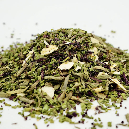 Gros plan sur un mélange d'herbes bio séchées, basilic thaï et ail, texture Mix Légumes BIORAI