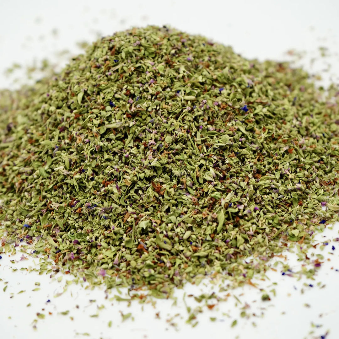 Gros plan sur un mélange d'herbes bio séchées, sarriette, origan et hysope, texture Mix Quotidien BIORAI