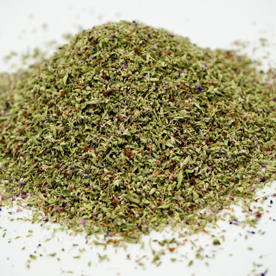 Gros plan sur un mélange d'herbes bio séchées, sarriette, origan et hysope, texture Mix Quotidien BIORAI