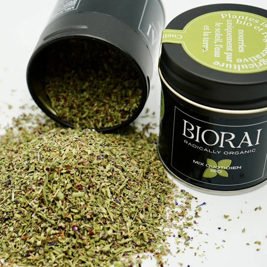 Mélange d'herbes bio en vrac s'échappant de la boîte, sarriette et origan, Mix Quotidien BIORAI